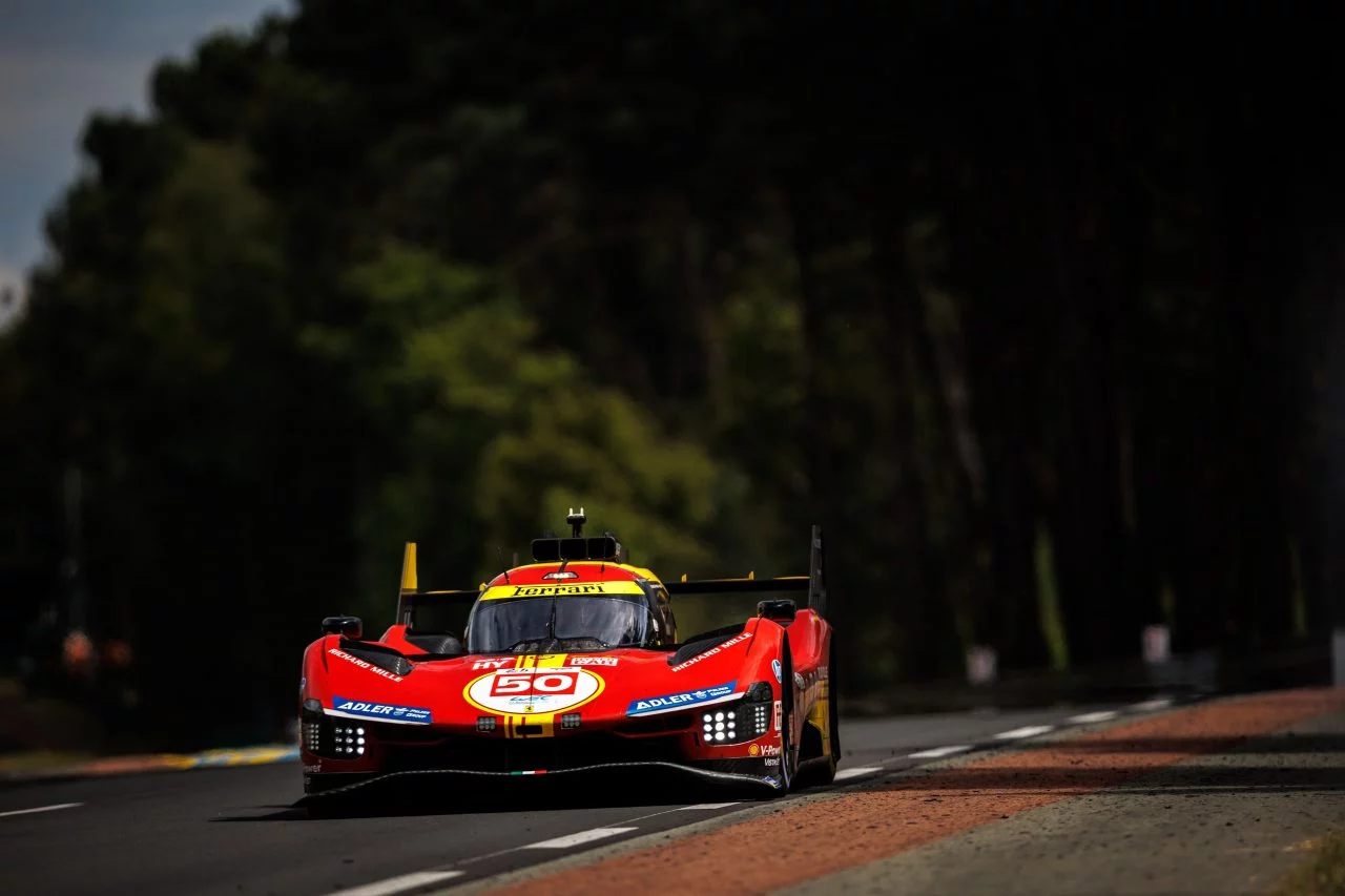 Vista lateral de un prototipo de Le Mans en acción, destacando su aerodinámica.