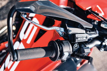 Detalle manillar y control GASGAS SM700, esencia supermoto.