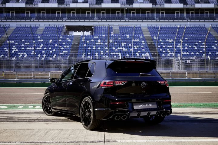 Volkswagen Golf R Black Edition despliega potencia y estilo en circuito.