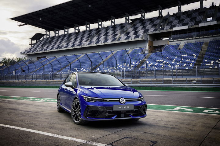 Volkswagen Golf R en pista, mostrando su dinámismo y deportividad.