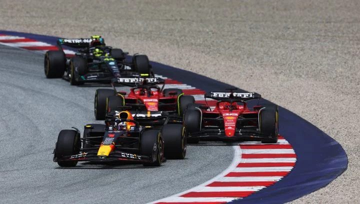 Imágen dinámica de monoplazas de F1 en el Red Bull Ring, Austria, competición reñida