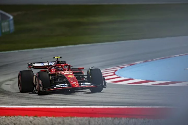Carlos Sainz lidera con destreza en la tercera sesión libre en el Circuit de Barcelona-Catalunya.