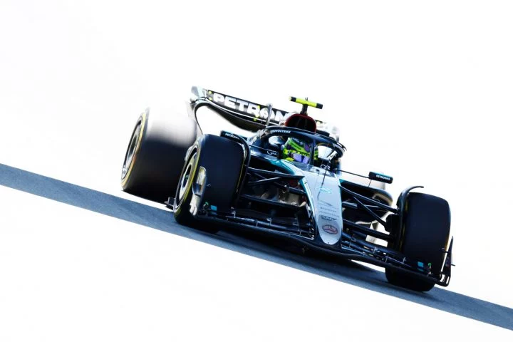 Monoplaza de F1 de Mercedes en acción durante la FP2, destacando su rendimiento