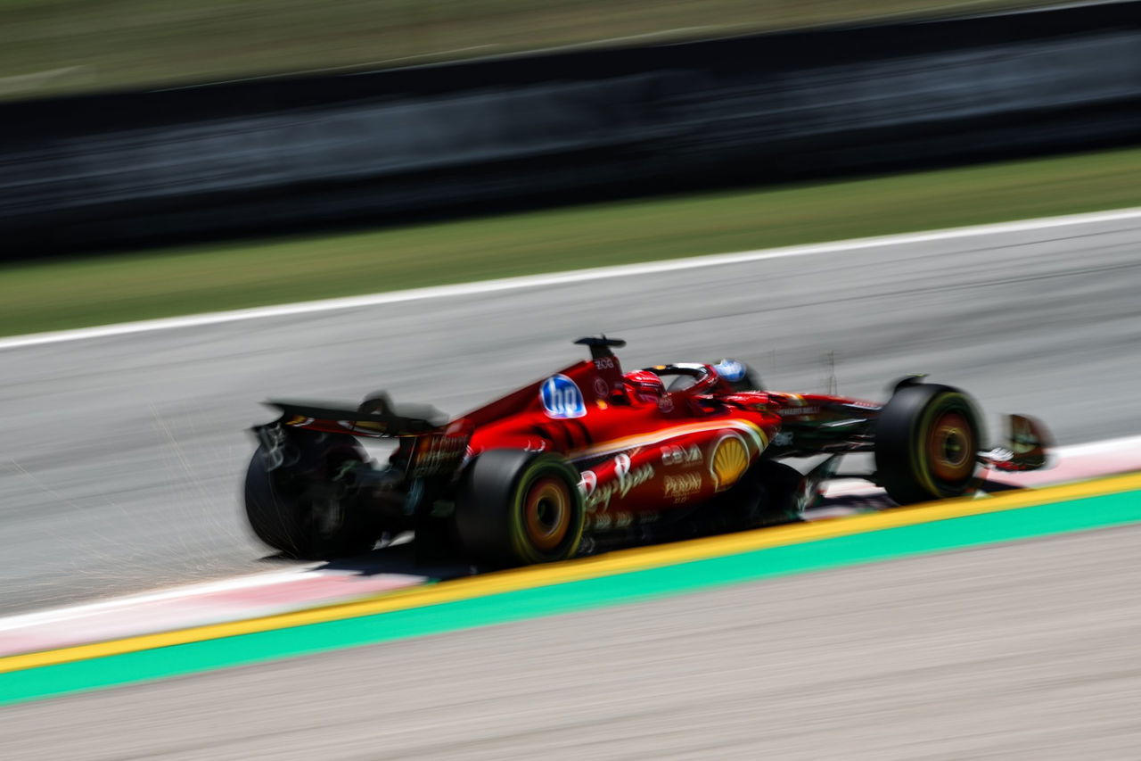 Monoplaza rojo liderando en la FP2 del GP de España 2024