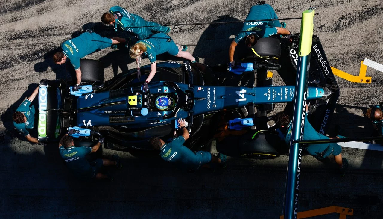 Equipo de F1 en plena acción durante el sprint en Austria.