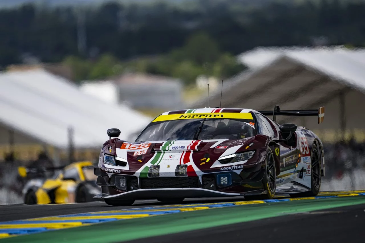 Imagen de un GT3 de Ferrari compitiendo, visualización dinámica en pista.