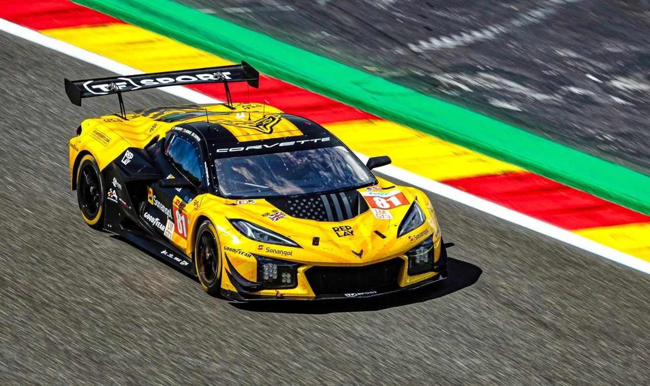 Vista dinámica de un GT3 Corvette en pista, muestra diseño y aerodinámica.