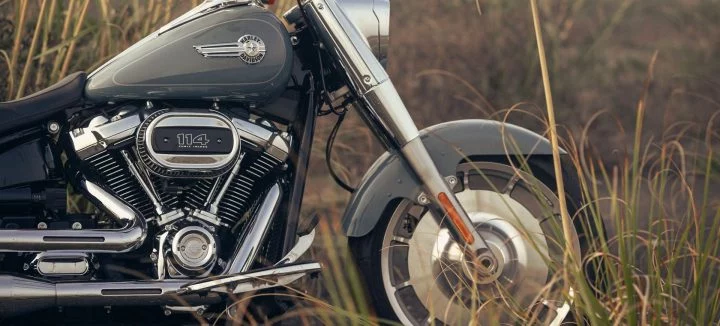 Vista lateral de la Harley-Davidson Fat Boy, destacando su musculosa estructura.
