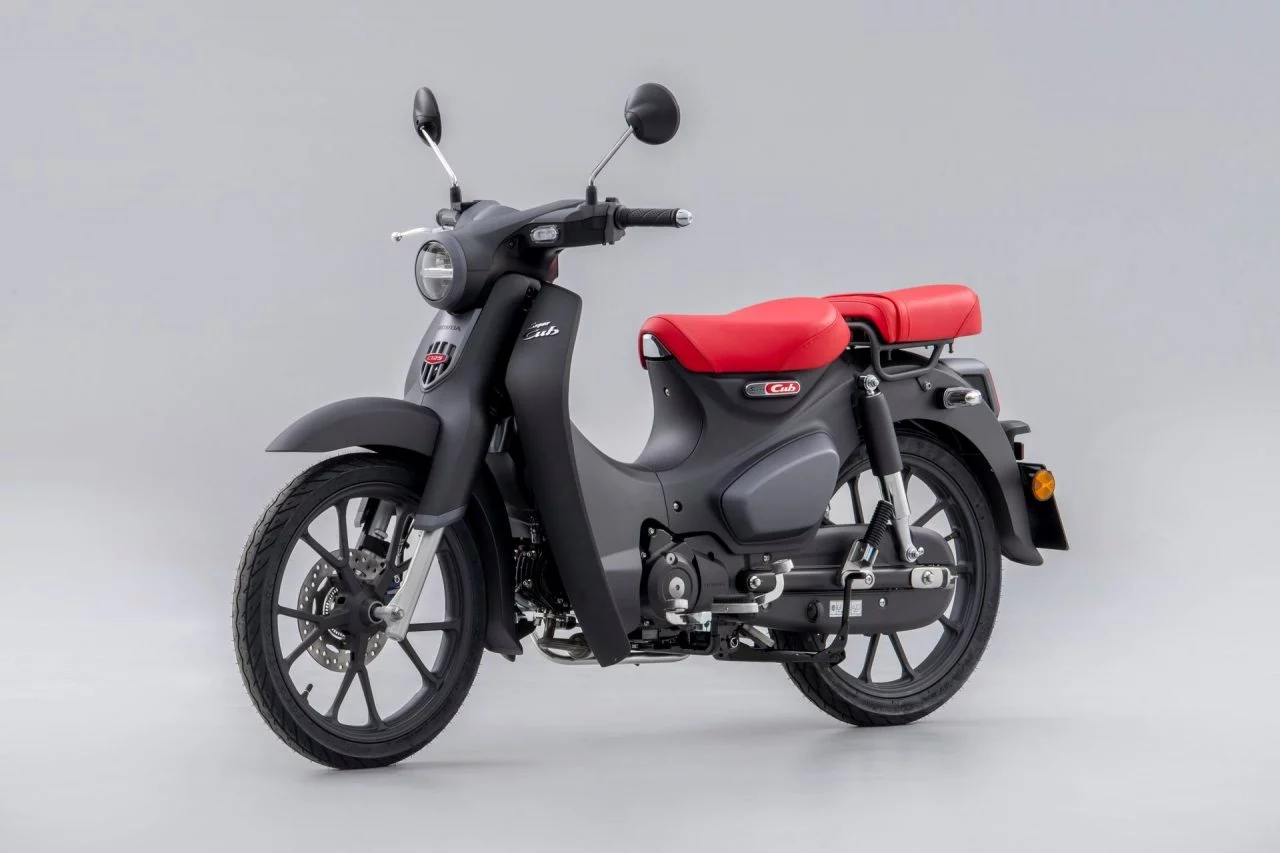 Nueva Honda Super Cub 125 del 2024, manteniendo su diseño icónico con mejoras modernas.