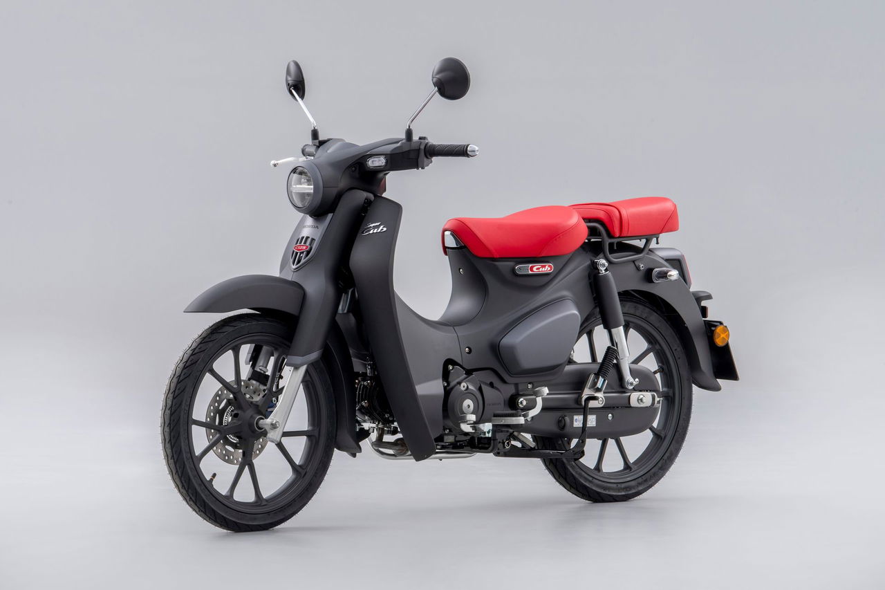 Nueva Honda Super Cub 125 del 2024, manteniendo su diseño icónico con mejoras modernas.