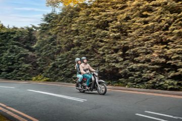 Vista en acción de la Honda Super Cub 125, demostrando su estilo icónico y eficiencia.