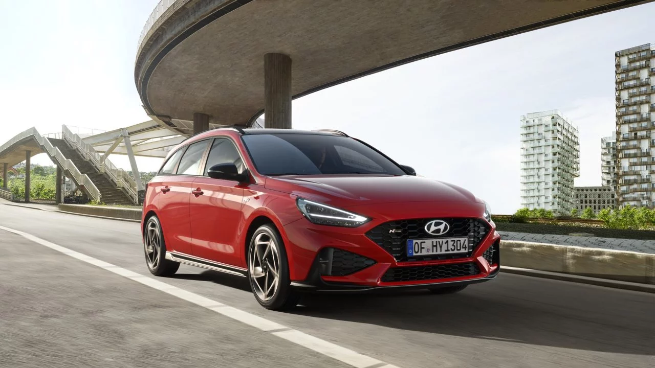 Vista lateral del Hyundai i30 Wagon N Line en color rojo