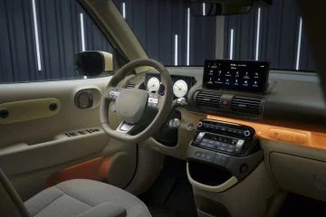 Vista del habitáculo centrado en volante y consola central del Hyundai