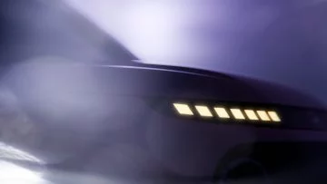 Vista en detalle de un faro LED de Hyundai, diseño moderno y elegante.