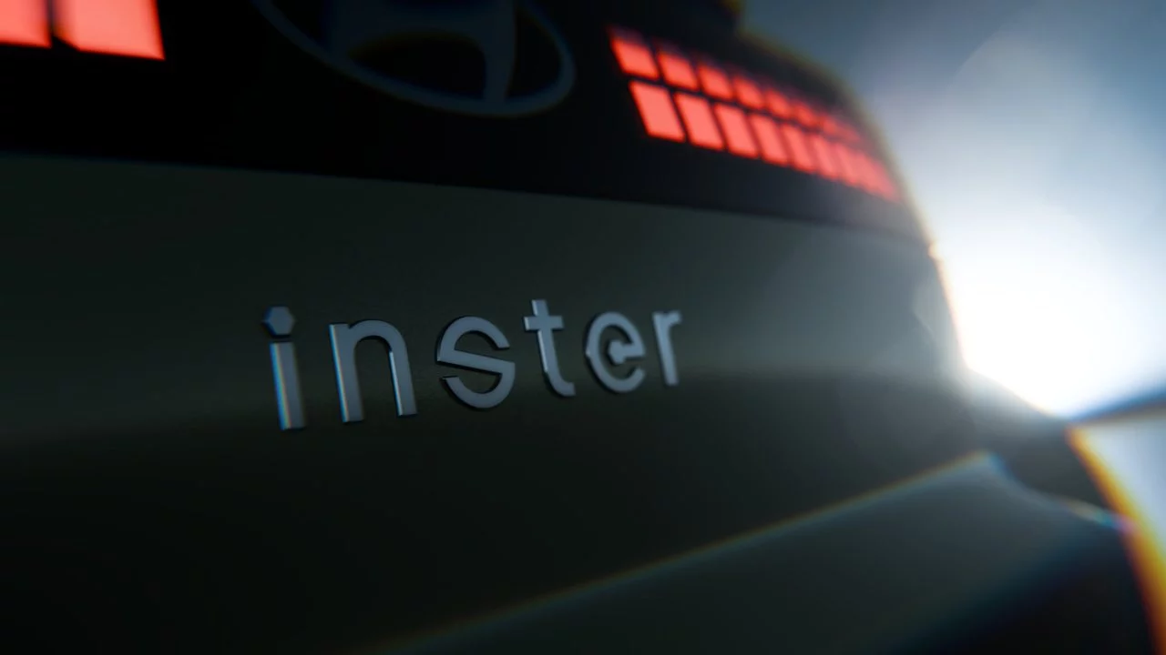 Primer vistazo al detalle del Hyundai Inster, anticipando diseño innovador.