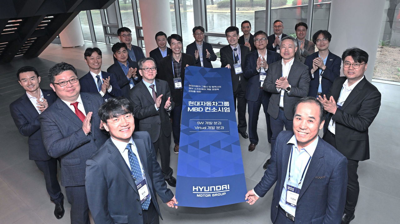 Grupo de personas en evento de Hyundai Motor, destacando enfoque en vehículos SDV.