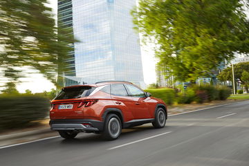 El Hyundai Tucson en movimiento, mostrando su diseño trasero y lateral refinado