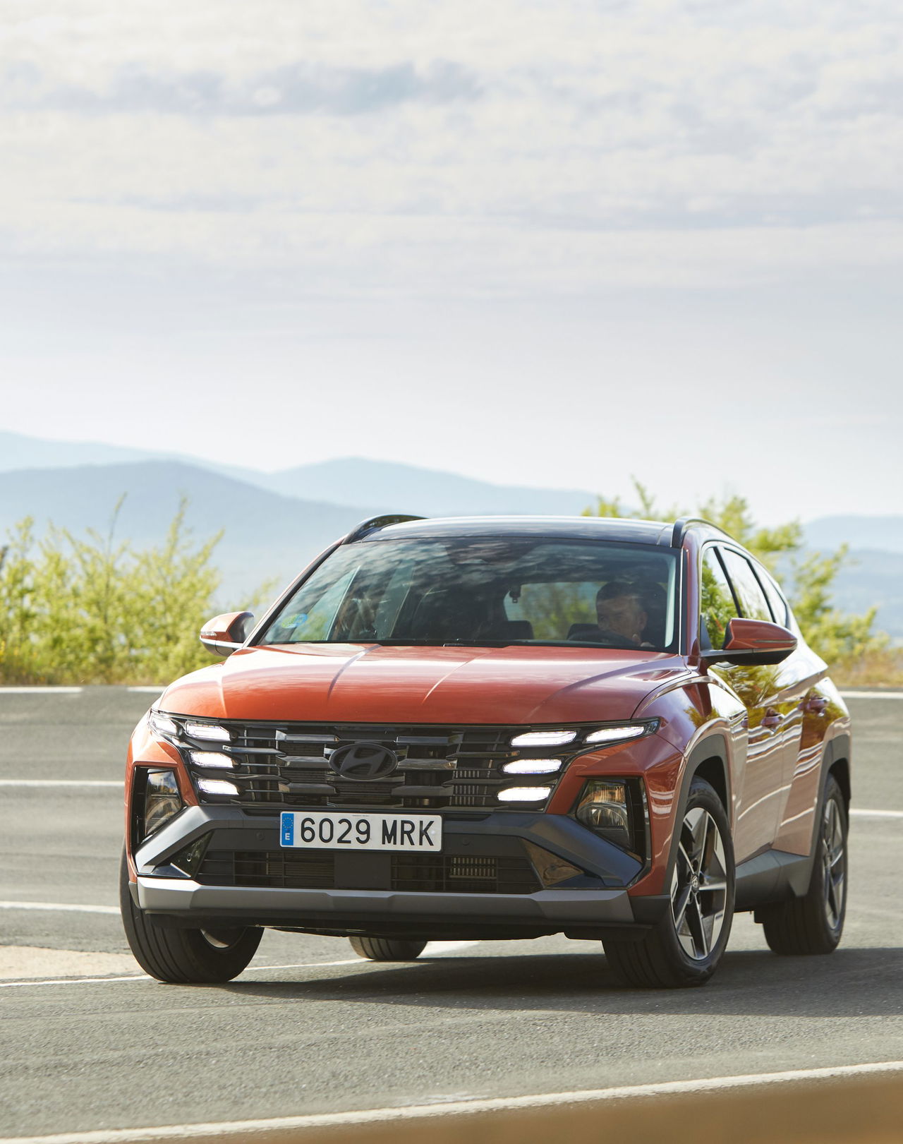 Vista frontal y lateral del Hyundai Tucson 2024, destacando su diseño vanguardista