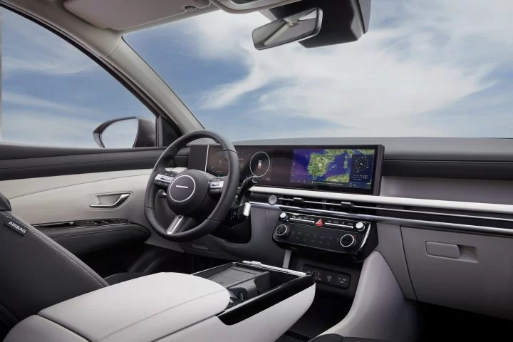 Vista del puesto de mando del Hyundai Tucson 2024, con pantalla táctil de alta resolución.