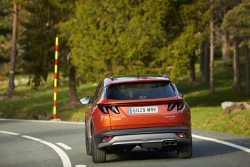 Vista dinámica del Hyundai Tucson 2024, destacando su diseño trasero y lateral