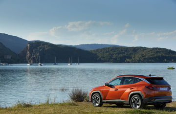 Vista lateral del nuevo Hyundai Tucson 2024 junto al lago