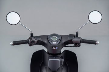 Vista detallada de los mandos e instrumentos de la Honda Super Cub 125.