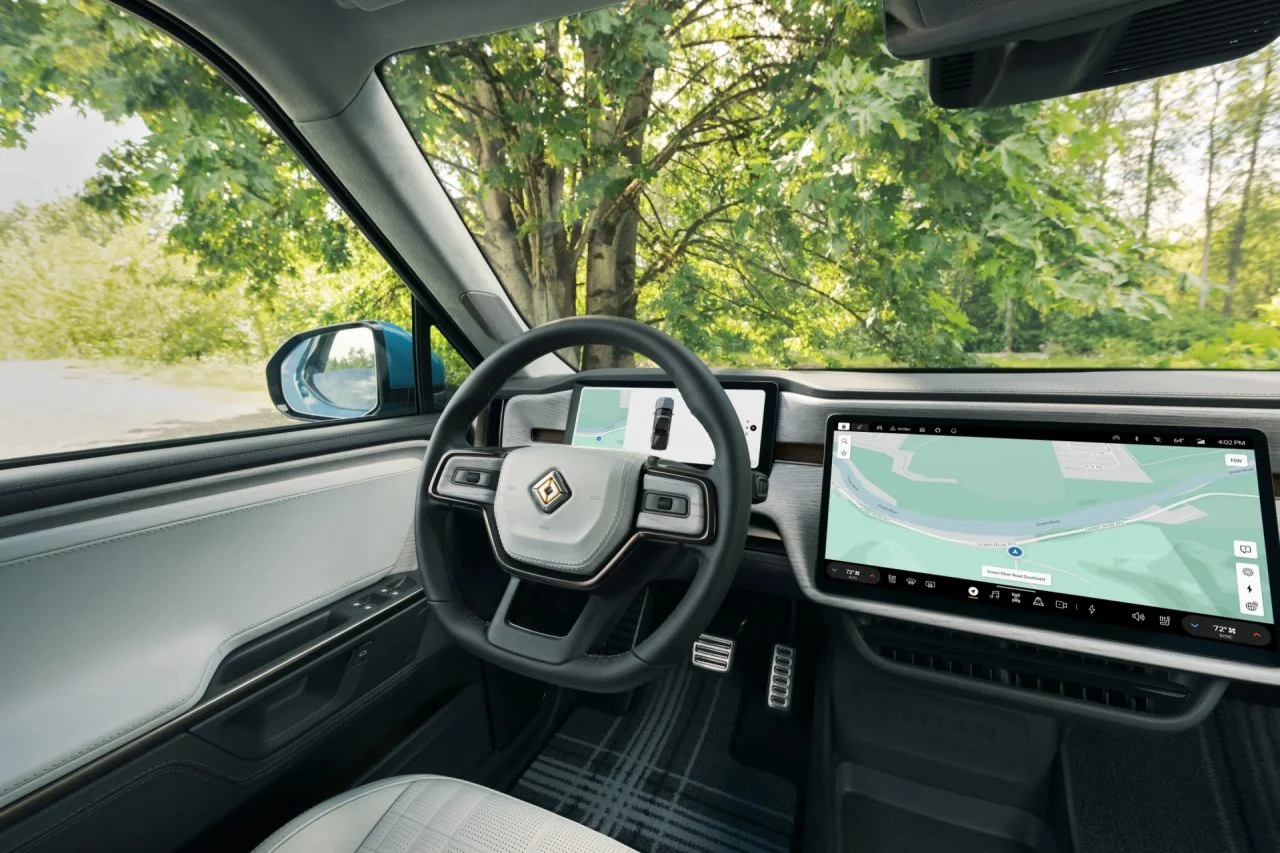 Vista lateral del moderno interior del Rivian R1T, destacando su elegancia y tecnología.