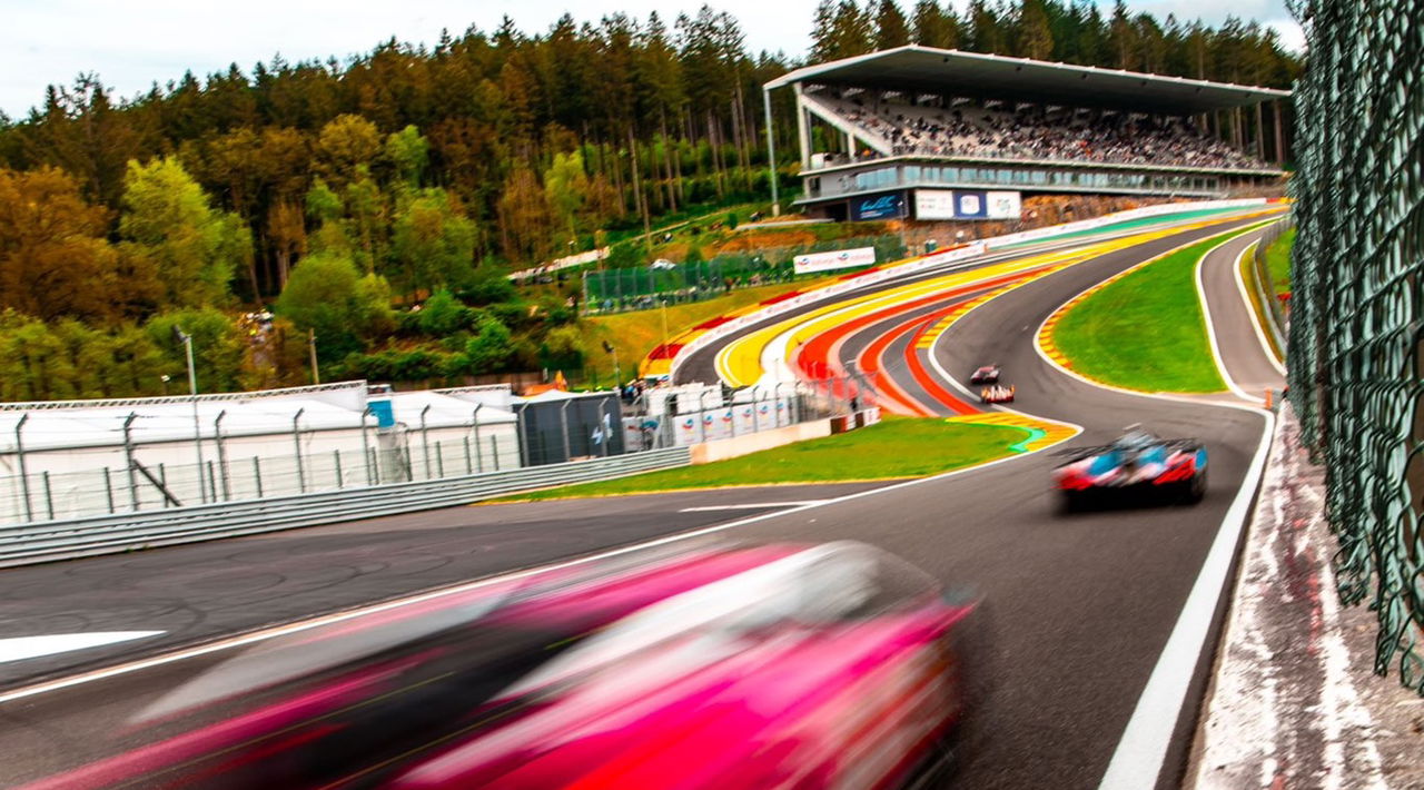 Vista dinámica del Lamborghini en pista, mostrando su silueta y aerodinámica avanzada.