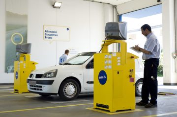 Renault en inspección técnica resaltando importancia de no conducir bajo efectos del alcohol, vinculado a la DGT desde 1985