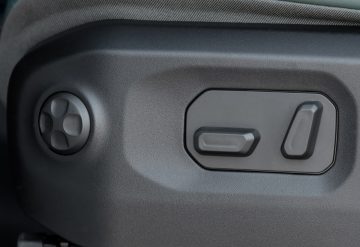 Vista de un interruptor del Jeep Wrangler 2024, detalle mínimo.
