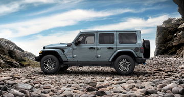 Vista del Jeep Wrangler 2024 dominando terreno pedregoso.