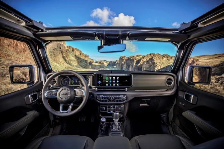Vista de la cabina delantera del Jeep Wrangler, robustez y funcionalidad.