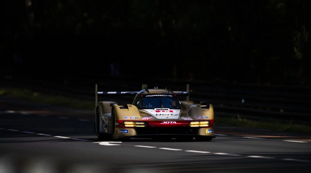 Vista nocturna del Porsche 963 en Le Mans, destacando su aerodinámica trasera.