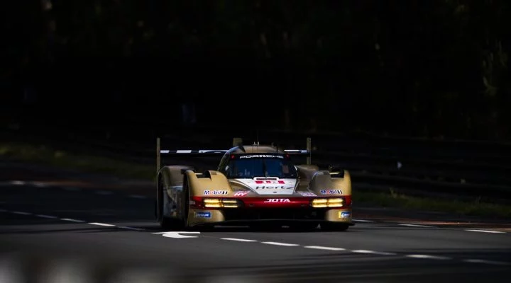 Vista nocturna del Porsche 963 en Le Mans, destacando su aerodinámica trasera.