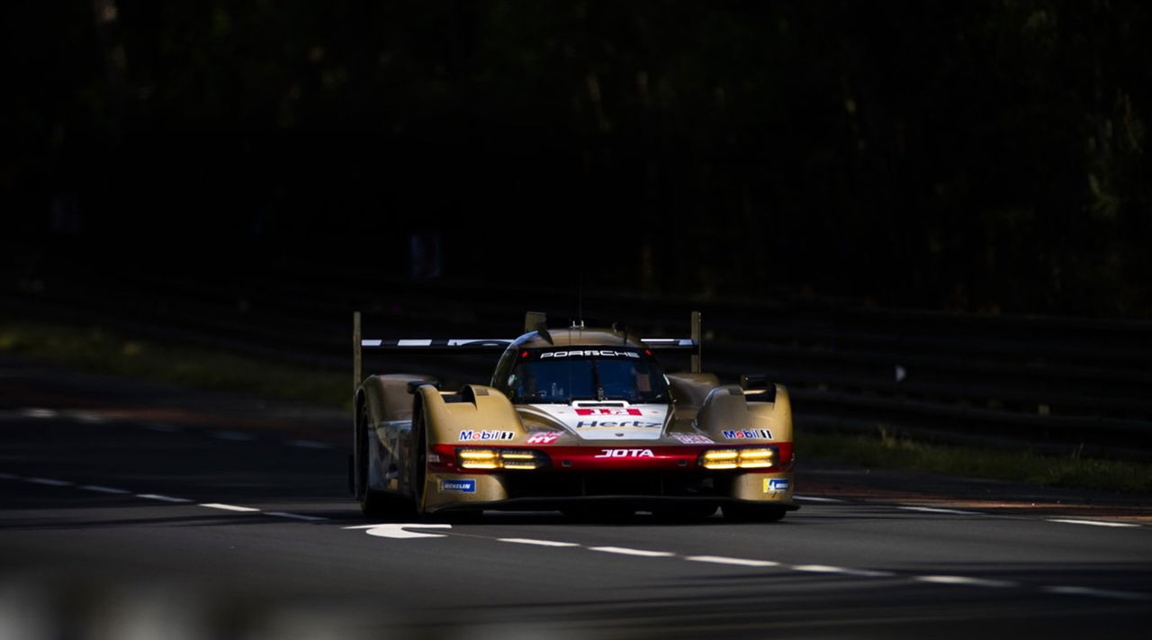 Vista nocturna del Porsche 963 en Le Mans, destacando su aerodinámica trasera.