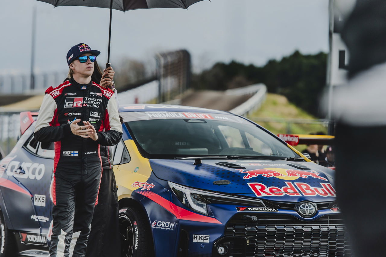 Kalle Rovanperä junto a su Porsche en la parrilla de salida, concentración máxima.