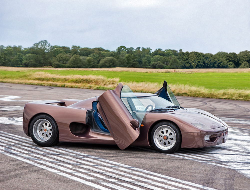 Vista lateral del prototipo Koenigsegg CC con puertas abiertas