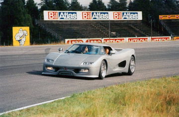 Vista lateral del prototipo original Koenigsegg CC, pionero de la marca sueca en superdeportivos.