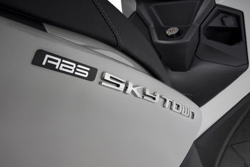 Vista parcial enfocada al emblema Sky Town 125 ABS de Kymco.