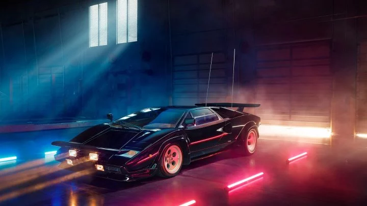 Lamborghini Countach con luces y aura de cine.