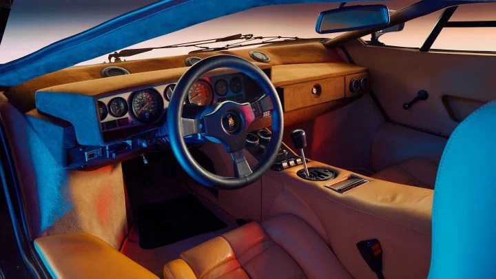 Interior de cuero azul del emblemático Lamborghini Countach
