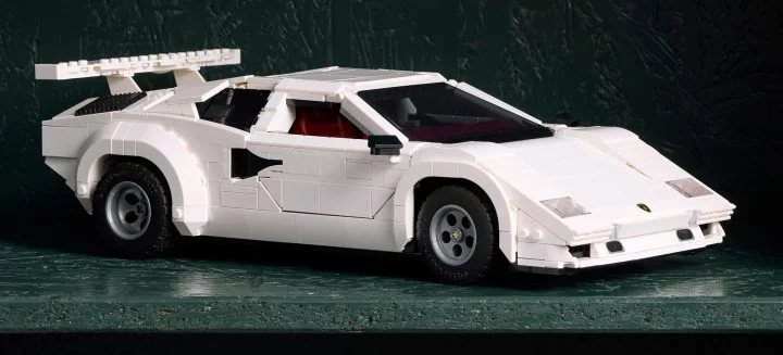 Réplica LEGO del icónico Lamborghini Countach en perspectiva lateral.