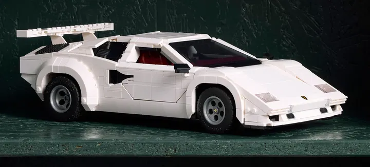 Réplica LEGO del icónico Lamborghini Countach en perspectiva lateral.