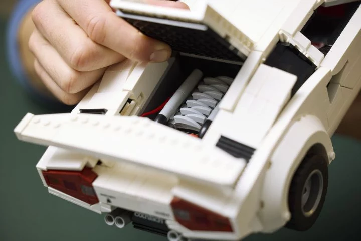 Réplica detallada del Lamborghini Countach en LEGO.