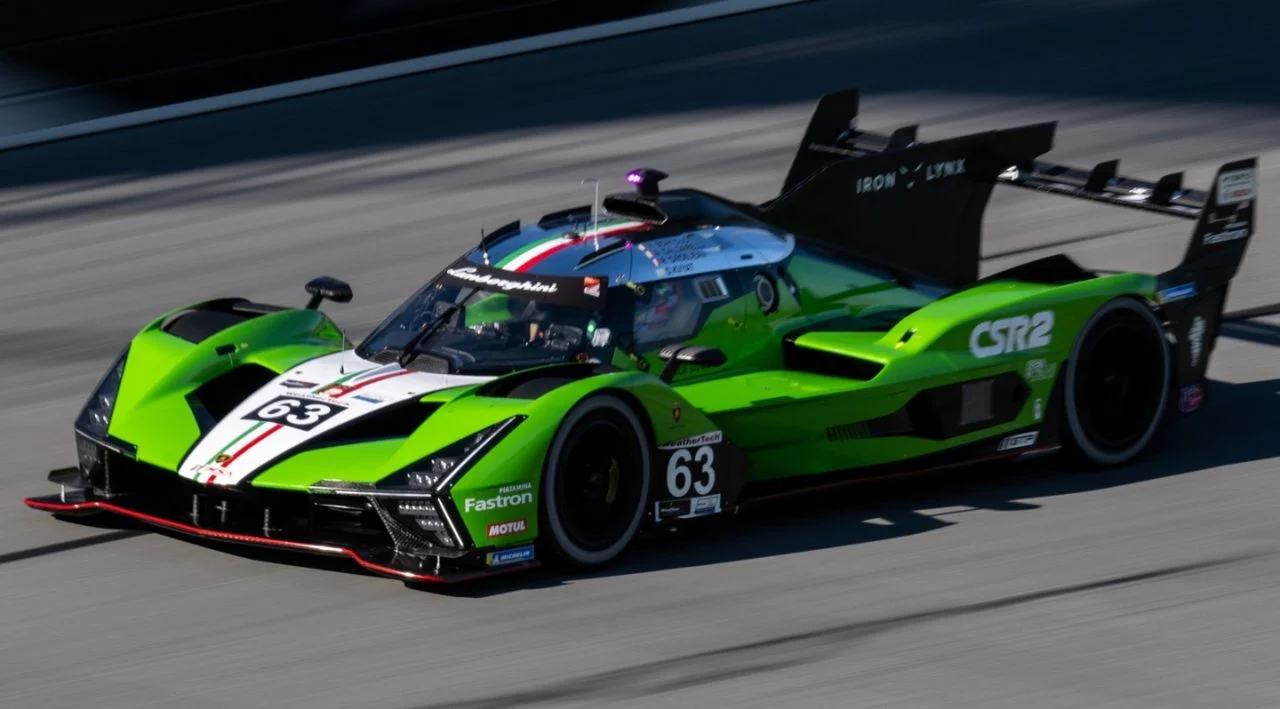 Vista lateral del Lamborghini SC63 en IMSA, pilotado por Romain Grosjean, 2024