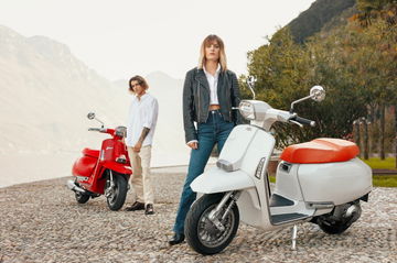 Dos Lambretta G350 en colores rojo y blanco posando junto a lago alpino