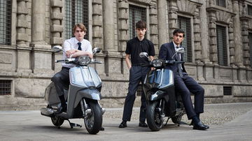 Clásica y elegante, la Lambretta X-Series muestra su perfil lateral en un entorno urbano.