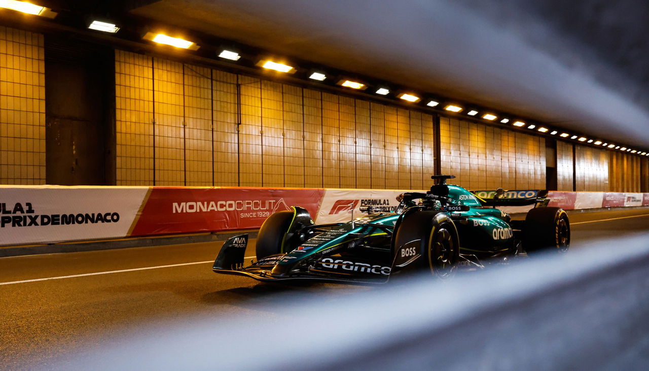 Lance Stroll al volante del Aston Martin, mostrando el perfil aerodinámico.