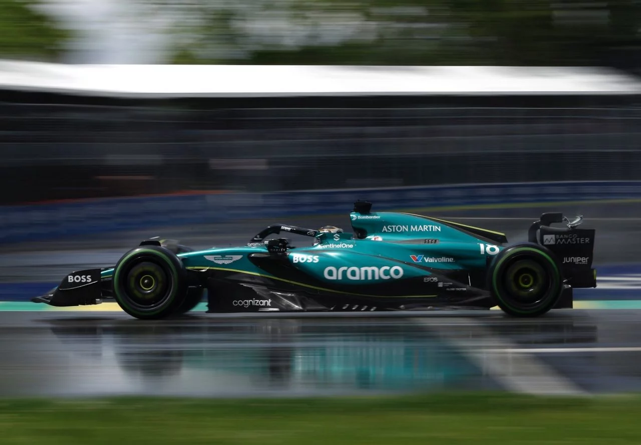 Lance Stroll pilotando su monoplaza bajo la lluvia en Canadá