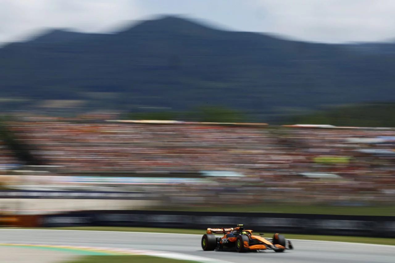 Lando Norris compite con agresividad en el Circuit de Barcelona-Catalunya